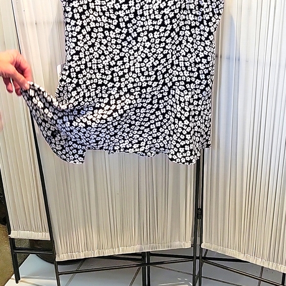 Cabi - Picture 3 of 4